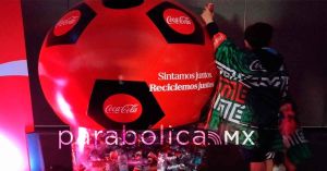 Recibe ayuntamiento donaci&oacute;n de latas tras paso del FIFA World Cup Trophy Tour 2026 en Puebla
