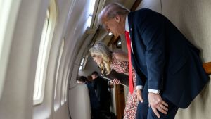 Genera pol&eacute;mica la &ldquo;chica de la imprenta&rdquo; de Donald Trump