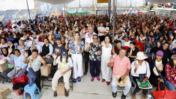 Entregan apoyos alimentarios a familias de Clavijero y Los H&eacute;roes