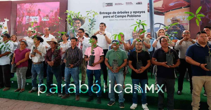 Entrega Armenta fertilizantes, &aacute;rboles frutales y proyectos de Obra Comunitaria en Ajalpan