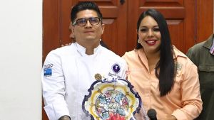 Reconocen al chef Eduardo Luna por proyectar la gastronom&iacute;a local al mundo