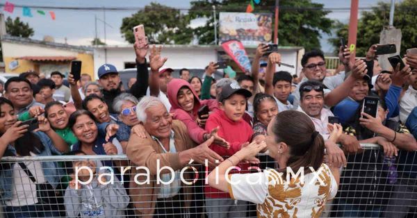 Entrega Sheinbaum apoyos de El ma&iacute;z es la ra&iacute;z a productores de Oaxaca
