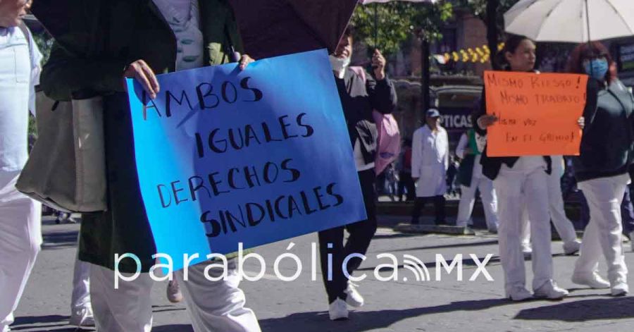 Marchan en Puebla integrantes del Sindicato Mexicano de Salud