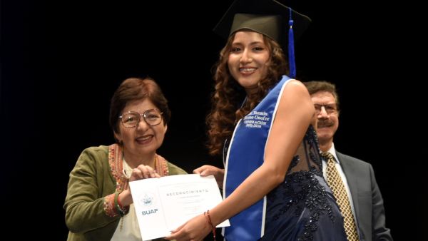 Reconoce BUAP compromiso de egresados de Econom&iacute;a y Finanzas