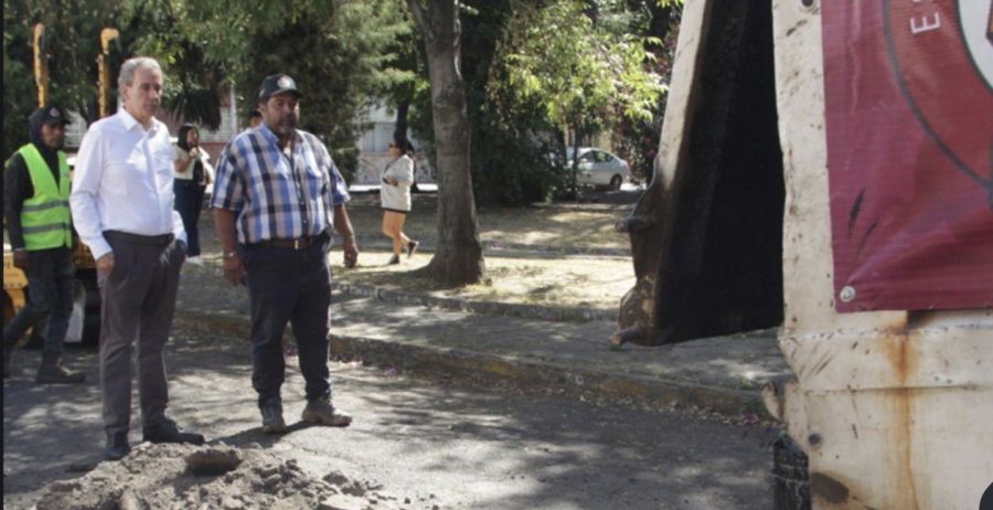 Supervisa Pepe Chedraui cuadrillas de bacheo en El Carmen