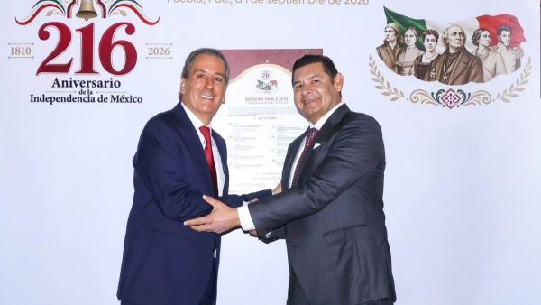 Colocan Armenta y Chedraui Bando Solemne en el Palacio Municipal