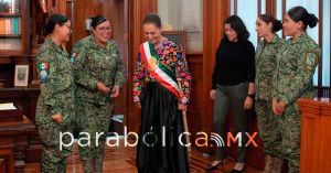 Homenajea vestido patrio a artesanas del Istmo de Tehuantepec: Sheinbaum