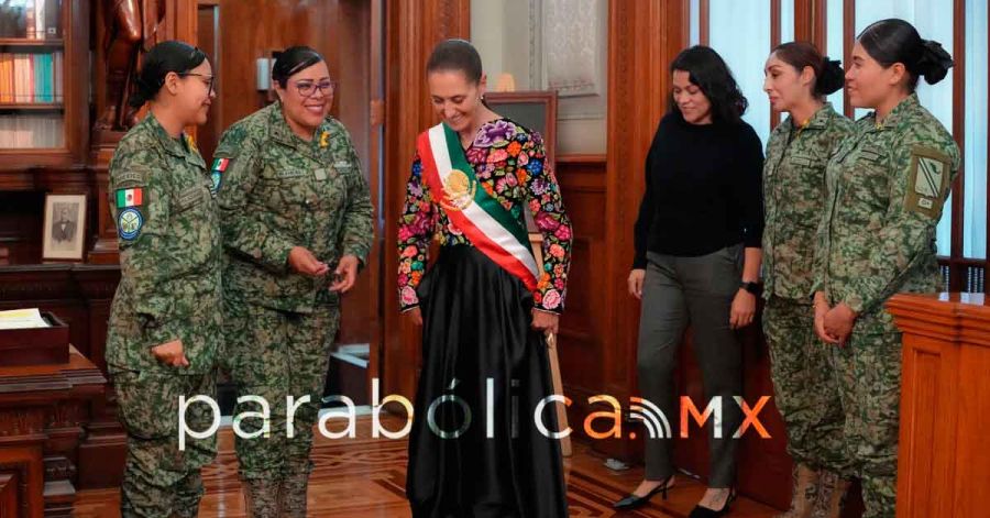 Homenajea vestido patrio a artesanas del Istmo de Tehuantepec: Sheinbaum