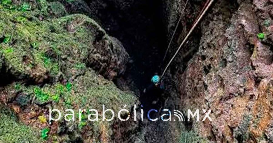 Queda atrapada familia en la gruta Chichicazapa en Cuetzalan
