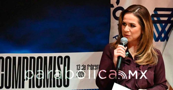 Toma Bety Camacho protesta al presidente de la Comisi&oacute;n de J&oacute;venes Empresarios