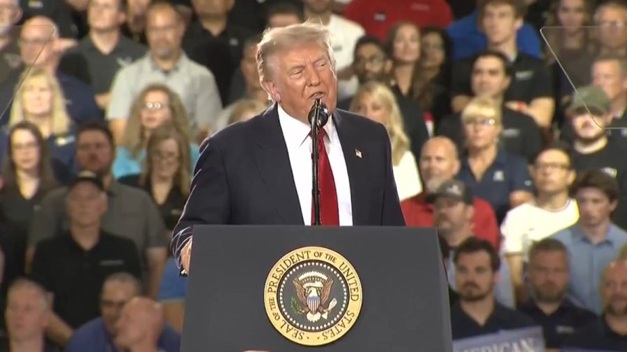 &iexcl;Qu&iacute;tenle el celular! Pasa Trump de la presi&oacute;n a las burlas vs Sheinbaum