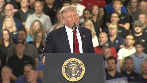 &iexcl;Qu&iacute;tenle el celular! Pasa Trump de la presi&oacute;n a las burlas vs Sheinbaum