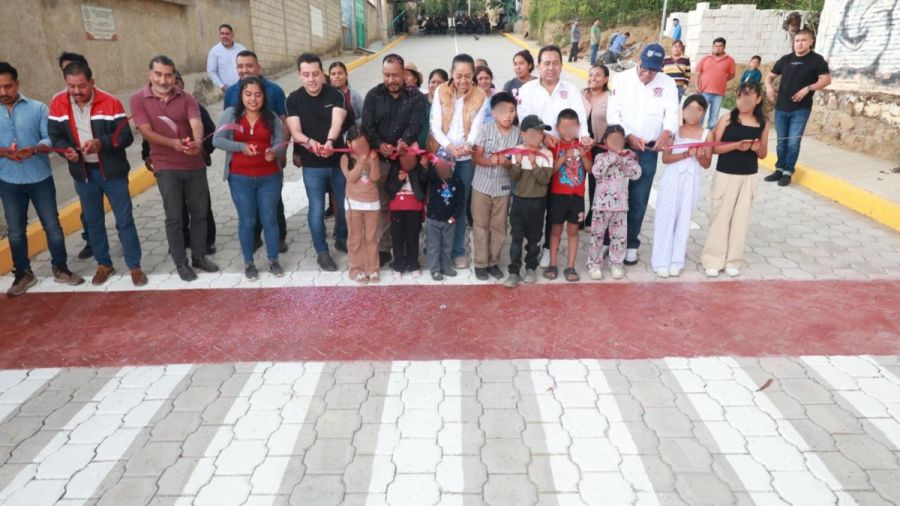 Entrega Ariadna Ayala vialidad en la Agr&iacute;cola Ocotepec