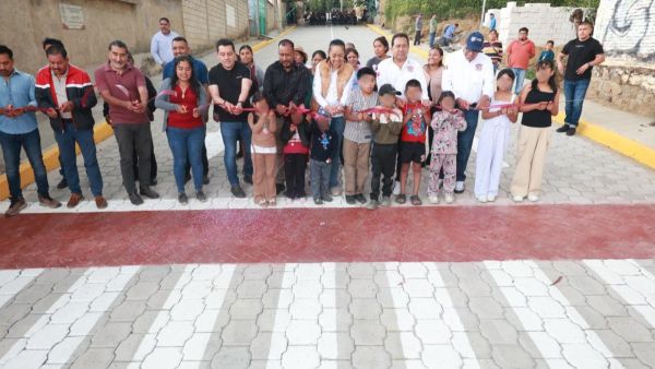 Entrega Ariadna Ayala vialidad en la Agr&iacute;cola Ocotepec