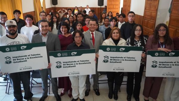 Entrega Juan Manuel Alonso 50 becas a estudiantes de la UTH