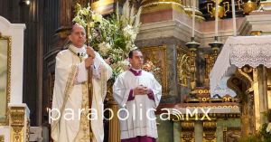 Reza Arquidi&oacute;cesis por v&iacute;ctimas del desplome de avioneta en Huejotzingo