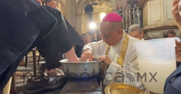 Encabeza Monse&ntilde;or V&iacute;ctor S&aacute;nchez Espinosa el lavatorio de pies en Jueves Santo