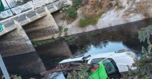 Cae camioneta en canal de agua en la carretera Tecamachalco-Xochitl&aacute;n