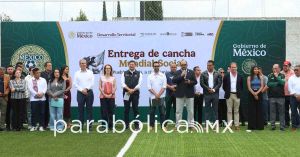 Inauguran Armenta y Gaby Cuevas la cancha de f&uacute;tbol 11 del Mundial Social