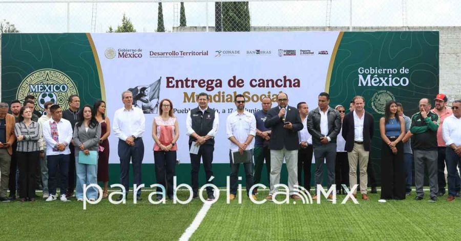 Inauguran Armenta y Gaby Cuevas la cancha de f&uacute;tbol 11 del Mundial Social