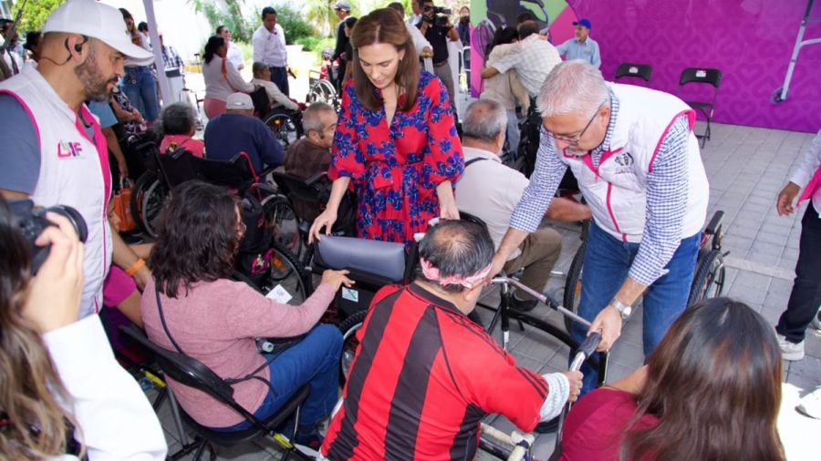 Entrega MariElise Budib aparatos funcionales a personas con discapacidad