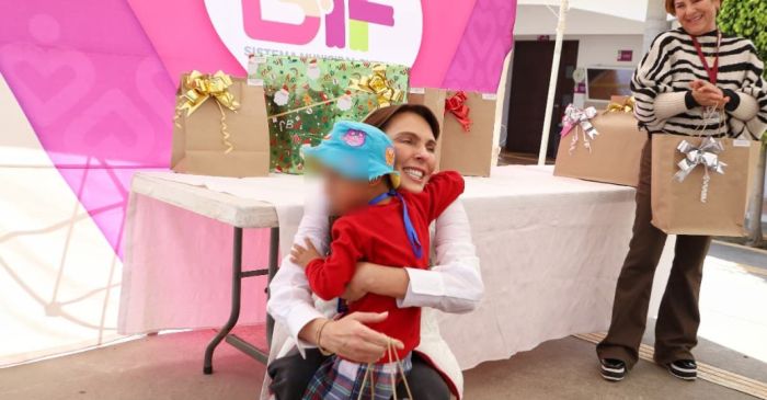 MariElise Budib entrega regalos a usuarias y usuarios del CMERI