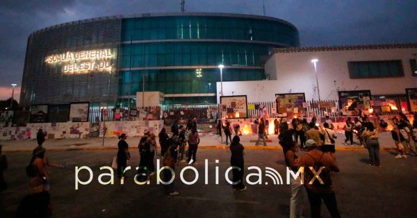 Fuego, consignas y gas lacrim&oacute;geno: as&iacute; cerr&oacute; el 8M frente a la Fiscal&iacute;a de Puebla