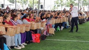 Entrega Pepe Chedraui m&aacute;s de 7 mil despensas en Romero Vargas
