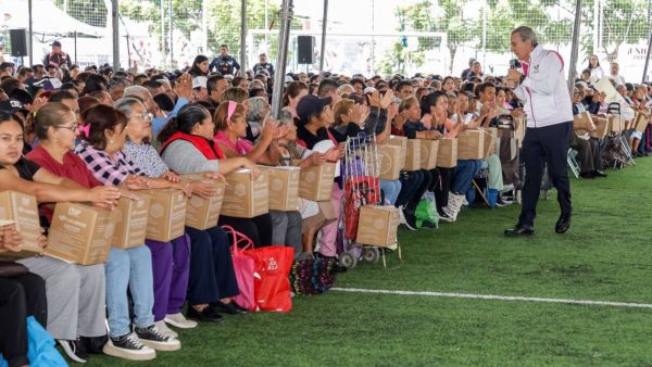 Entrega Pepe Chedraui m&aacute;s de 7 mil despensas en Romero Vargas