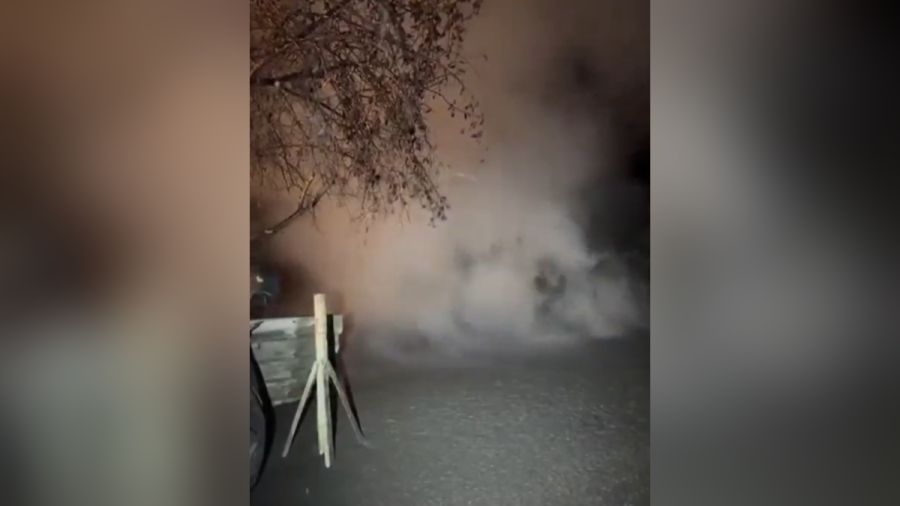 Brota un g&eacute;iser en el patio de una casa en Michoac&aacute;n