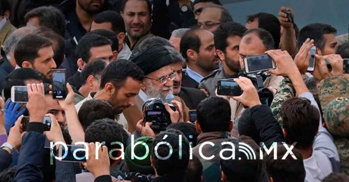 Amenaza el ayatola de Ir&aacute;n con hundir los portaaviones estadunidenses en sus costas