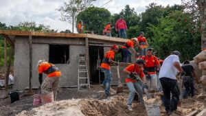 Construyen Alumnos An&aacute;huac Puebla 8 casas en la Sierra de Puebla