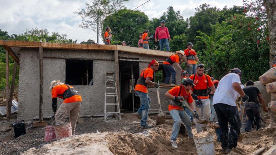Construyen Alumnos An&aacute;huac Puebla 8 casas en la Sierra de Puebla