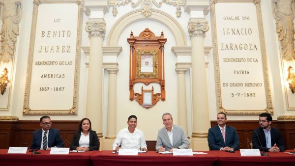 Firma Pepe Chedraui hermanamiento entre Puebla capital y Huatulco