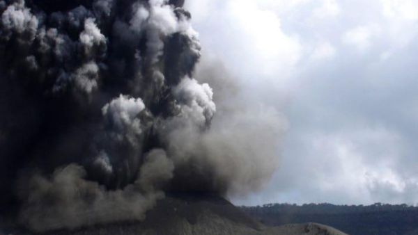 Reportan erupci&oacute;n masiva del volc&aacute;n Ambae, en el Pac&iacute;fico Sur