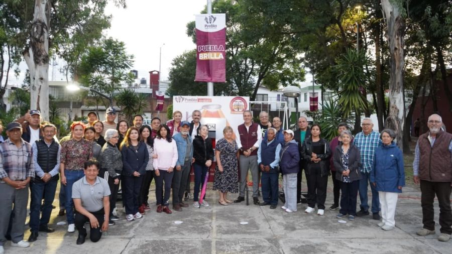 Moderniza Ayuntamiento alumbrado en Plazas Amalucan