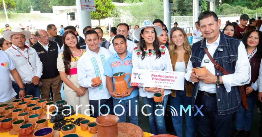 Entregan Armenta y Josefina Rodr&iacute;guez distintivos y certificados tur&iacute;sticos en Zacapoaxtla
