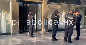 Dan cristalazo a tienda de novias en la Avenida Ju&aacute;rez