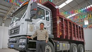 Entrega Omar Mu&ntilde;oz cami&oacute;n para trabajos de drenaje y pluviales