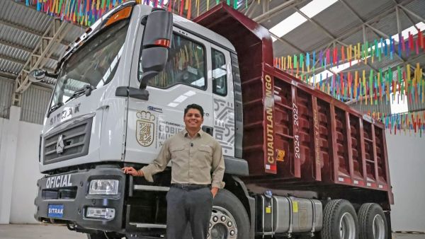 Entrega Omar Mu&ntilde;oz cami&oacute;n para trabajos de drenaje y pluviales