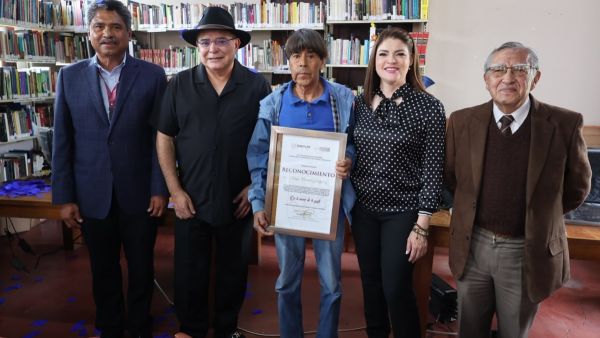 Zacatl&aacute;n reconoce a cronista con 48 a&ntilde;os al frente de biblioteca