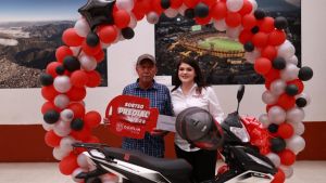Entrega Bety S&aacute;nchez premios del Sorteo Predial de Zacatl&aacute;n