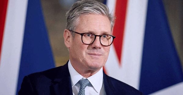 Anuncia primer ministro brit&aacute;nico propuesta para edad m&iacute;nima en uso de redes sociales