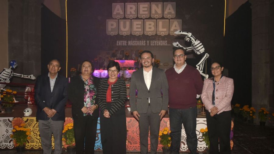Rinde BUAP homenaje a la lucha libre con ofrenda en el Carolino