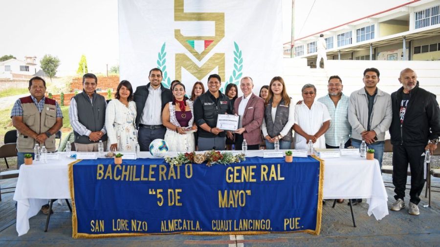 Entrega edil cancha de f&uacute;tbol a bachillerato de San Lorenzo Almecatla