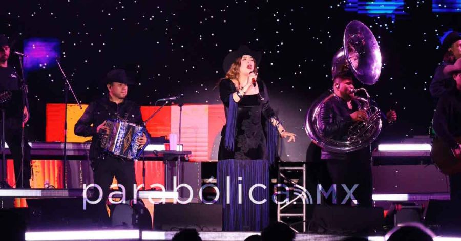 Corean m&aacute;s de 10 mil personas las canciones de Yuridia en Zacatl&aacute;n