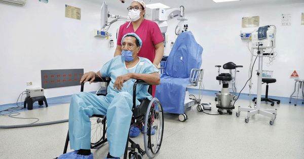 Mejora el DIF Puebla Capital la visi&oacute;n de personas adultas mayores con cirug&iacute;as de cataratas gratuitas
