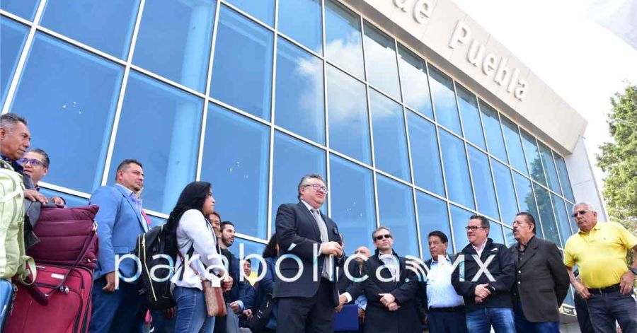 Arriban a Puebla los primeros pasajeros del vuelo directo desde Newark