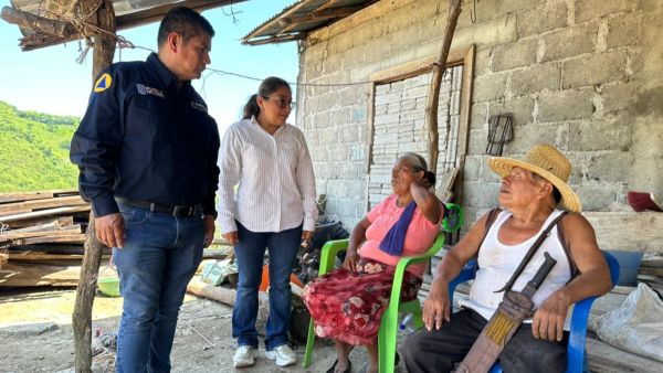Gobierno estatal respalda a familias afectadas por lluvias en Pantepec