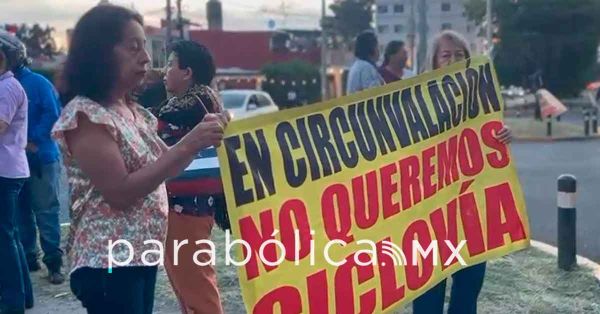 Se manifiestan vecinos contra de la ciclov&iacute;a en bulevar Circunvalaci&oacute;n